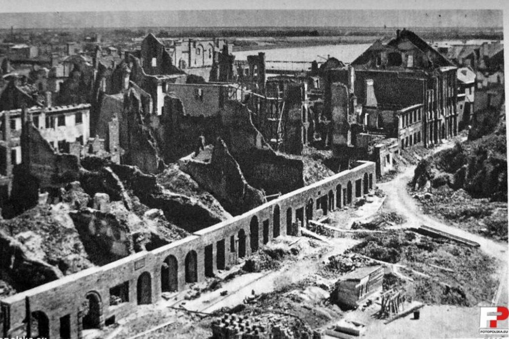 Ruiny Rynku Starego Miasta w Warszawie z lotu ptaka – 1945 rok