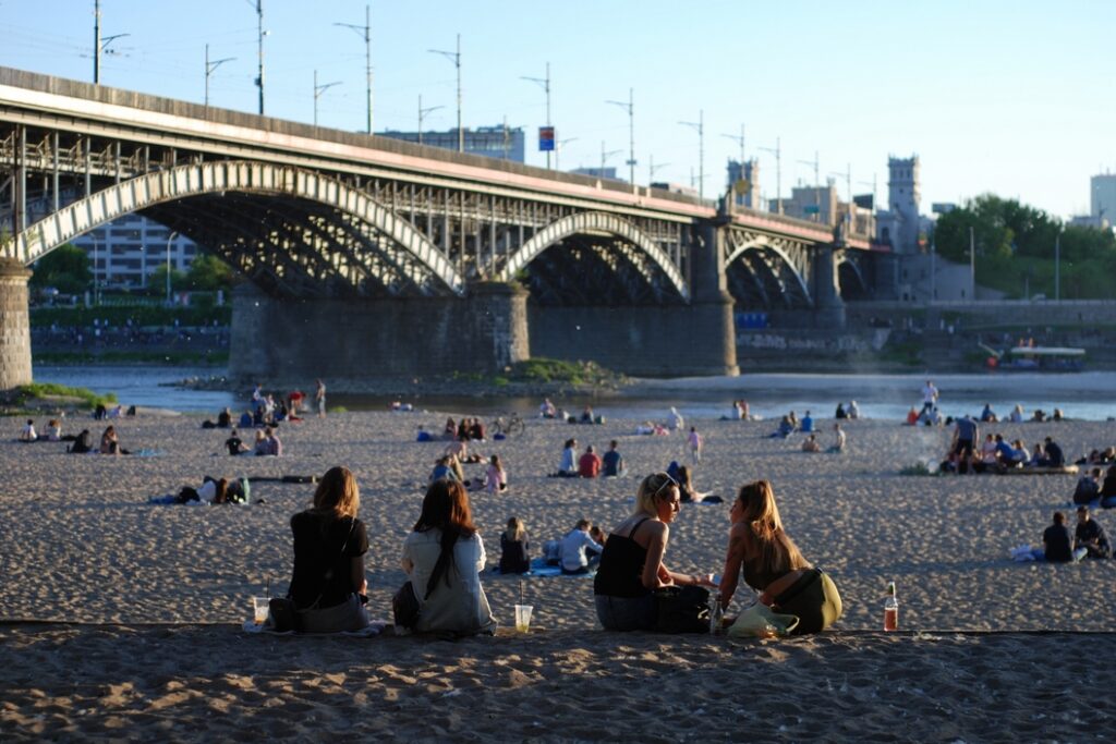 Grupa uczestników wydarzenia firmowego nad Wisłą w Warszawie