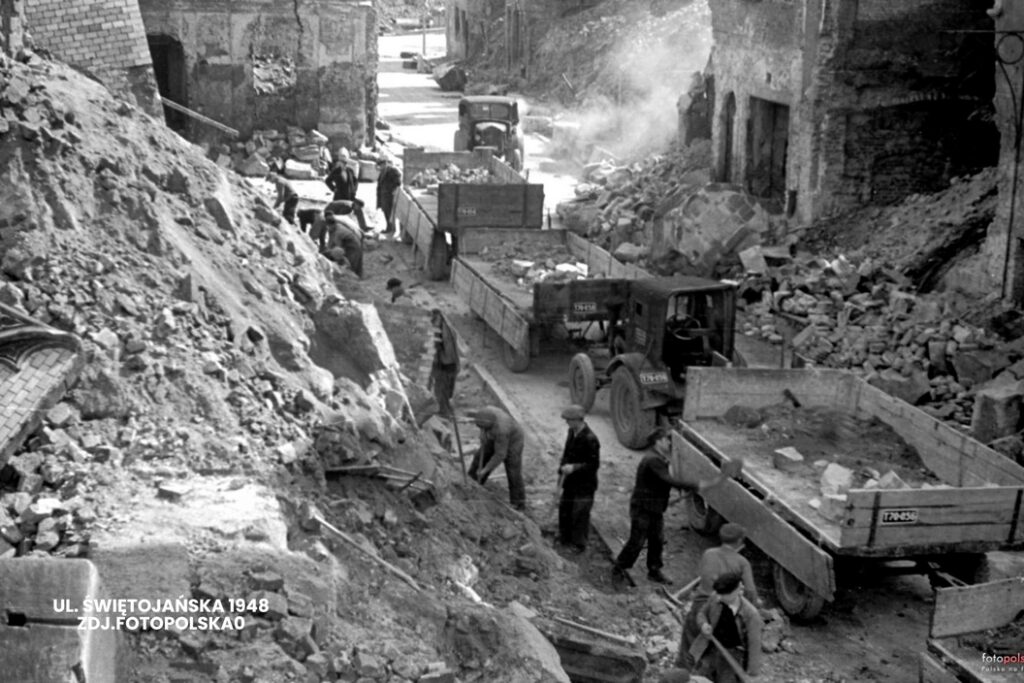 Zrujnowana ulica Świętojańska na Starym Mieście – 1944/45