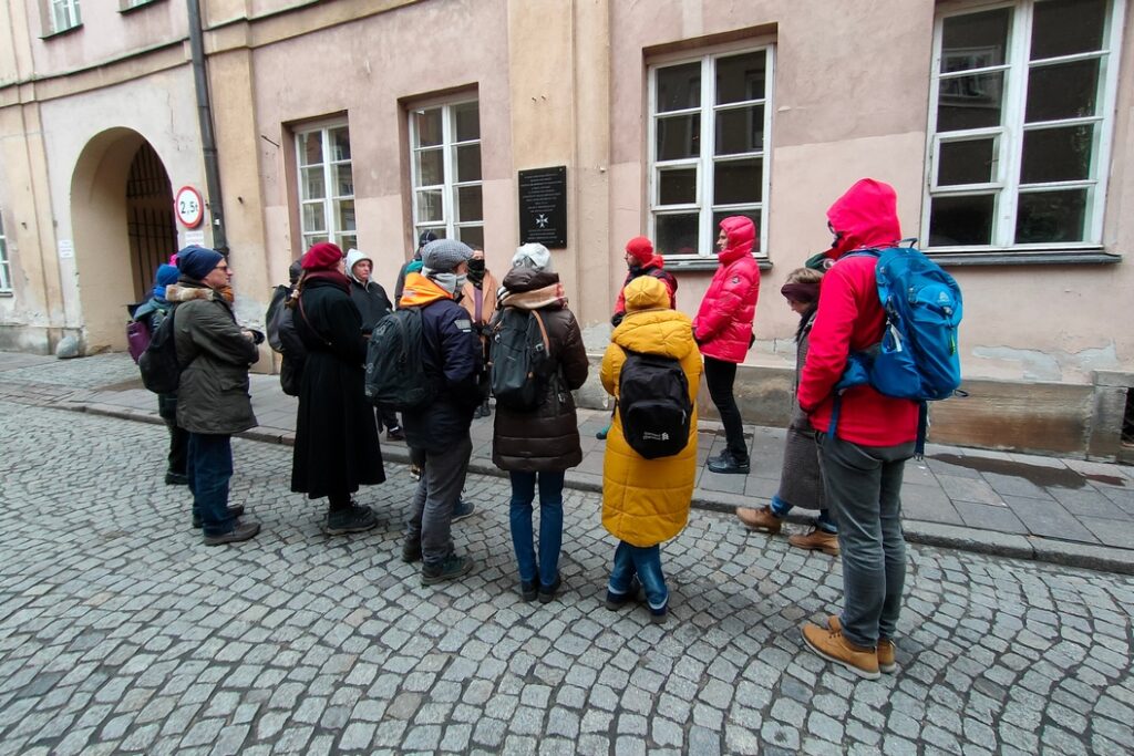 Grupa firmowa zwiedzająca Warszawę z przewodnikiem