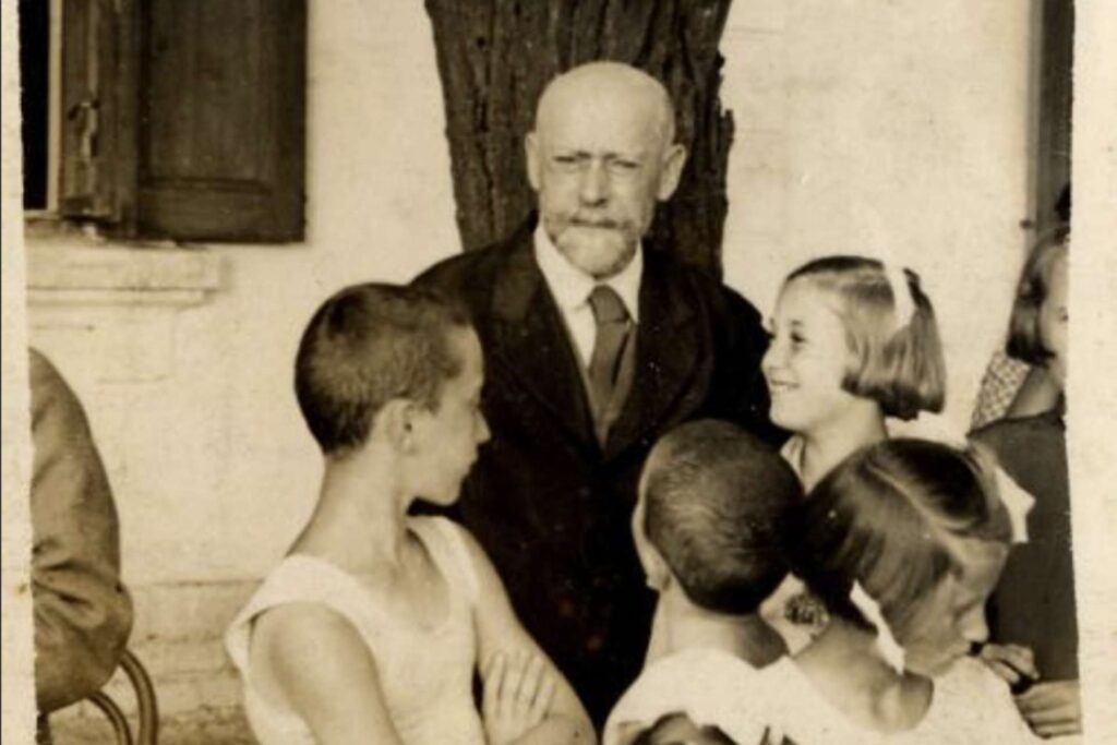 Janusz Korczak z dziećmi w Domu Sierot na warszawskiej Krochmalnej