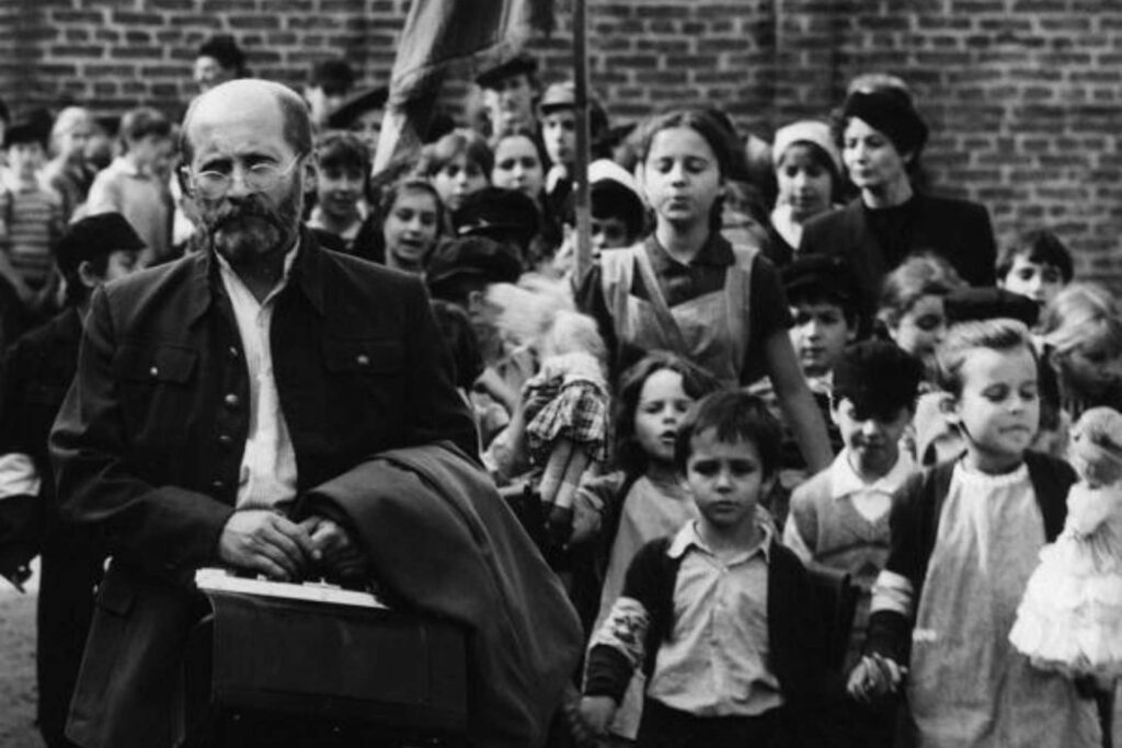 Kadr z filmu Korczak Wajdy – Korczak w getcie warszawskim