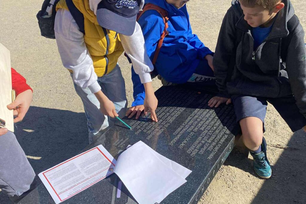 Dzieci podczas gry terenowej przy ławeczce chopinowskiej w Warszawie