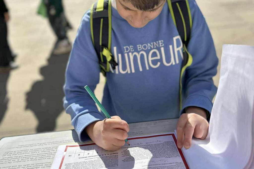Dzieci podczas gry terenowej śladami Fryderyka Chopina w Warszawie