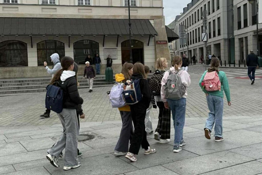 Uczestnicy gry miejskiej „Dawna Warszawa” na Placu Zamkowym – zwiedzanie stolicy w formie gry terenowej.