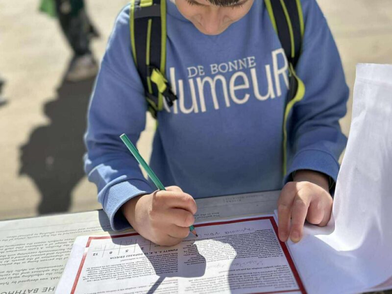 Dziecko uczestniczące w grze miejskiej „U Króla Stasia” w Łazienkach Królewskich – edukacyjne zwiedzanie Warszawy.