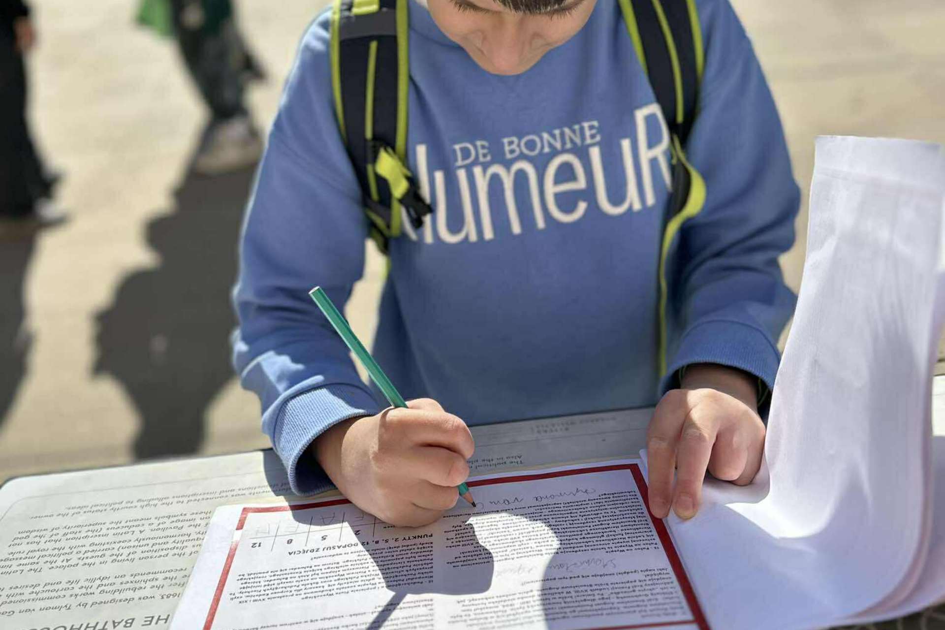 Dziecko uczestniczące w grze miejskiej „U Króla Stasia” w Łazienkach Królewskich – edukacyjne zwiedzanie Warszawy.