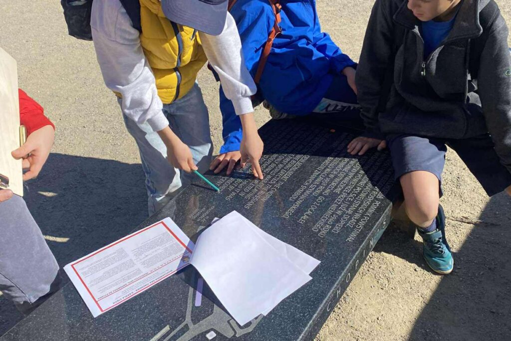 Uczestnicy gry miejskiej „Śladami Chopina” przy ławeczce Chopinowskiej w Warszawie.