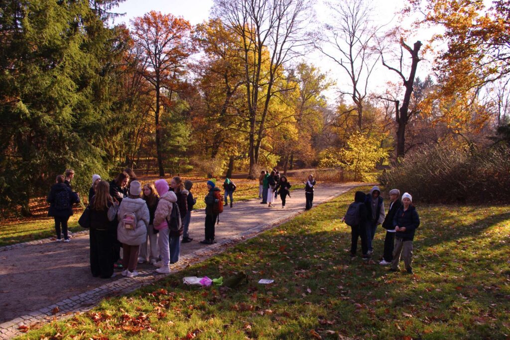 Grupa uczestników rozpoczynająca grę miejską „U Króla Stasia” w Łazienkach Królewskich.