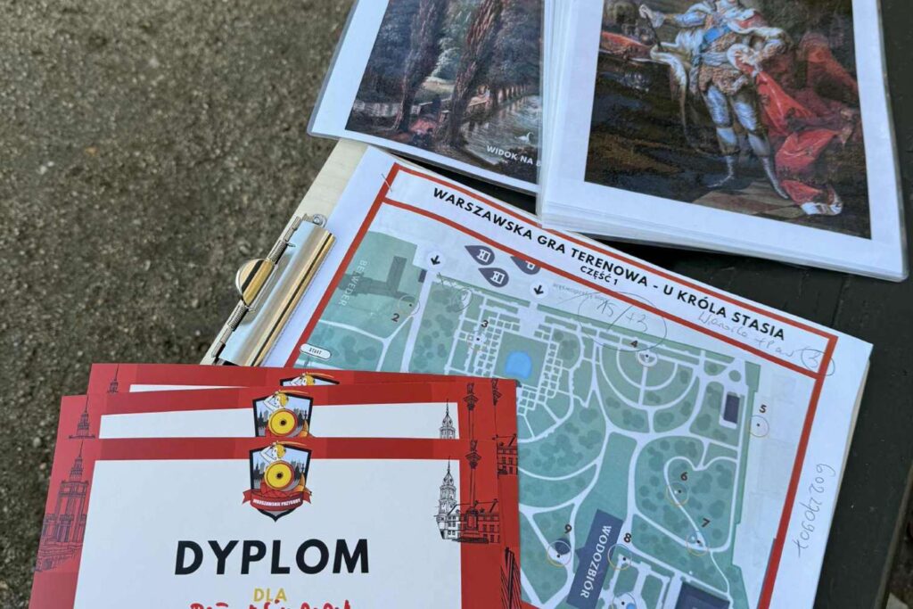 Mapa i dyplomy z gry miejskiej w Warszawie – Warszawskie Przygody, zwiedzanie z elementami grywalizacji.