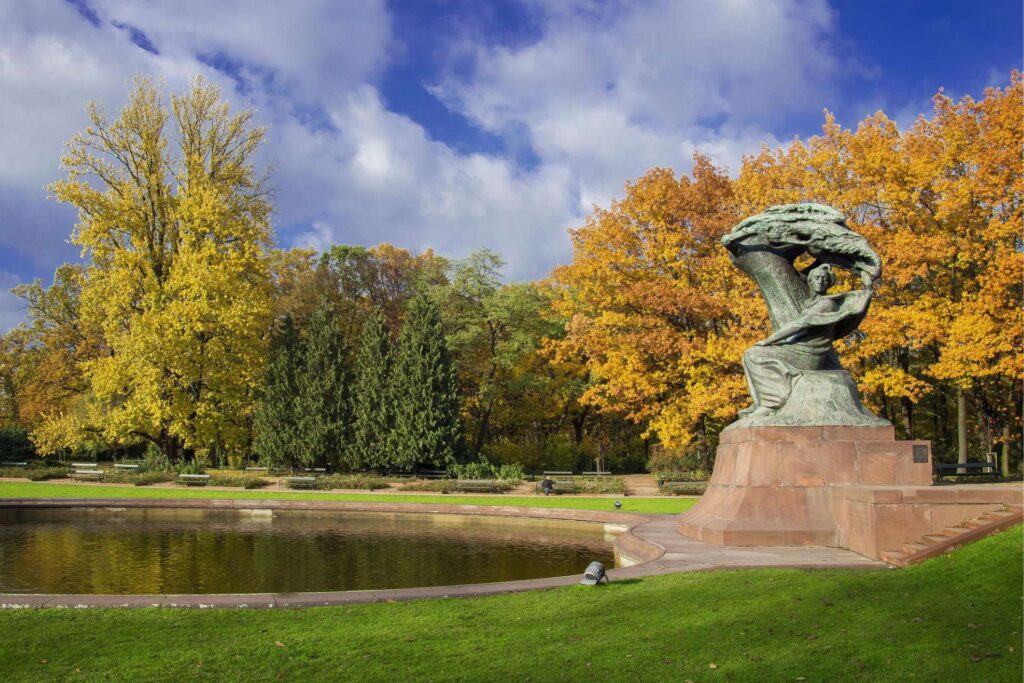 Pomnik Fryderyka Chopina w Łazienkach Królewskich w Warszawie, otoczony modernistycznym ogrodem