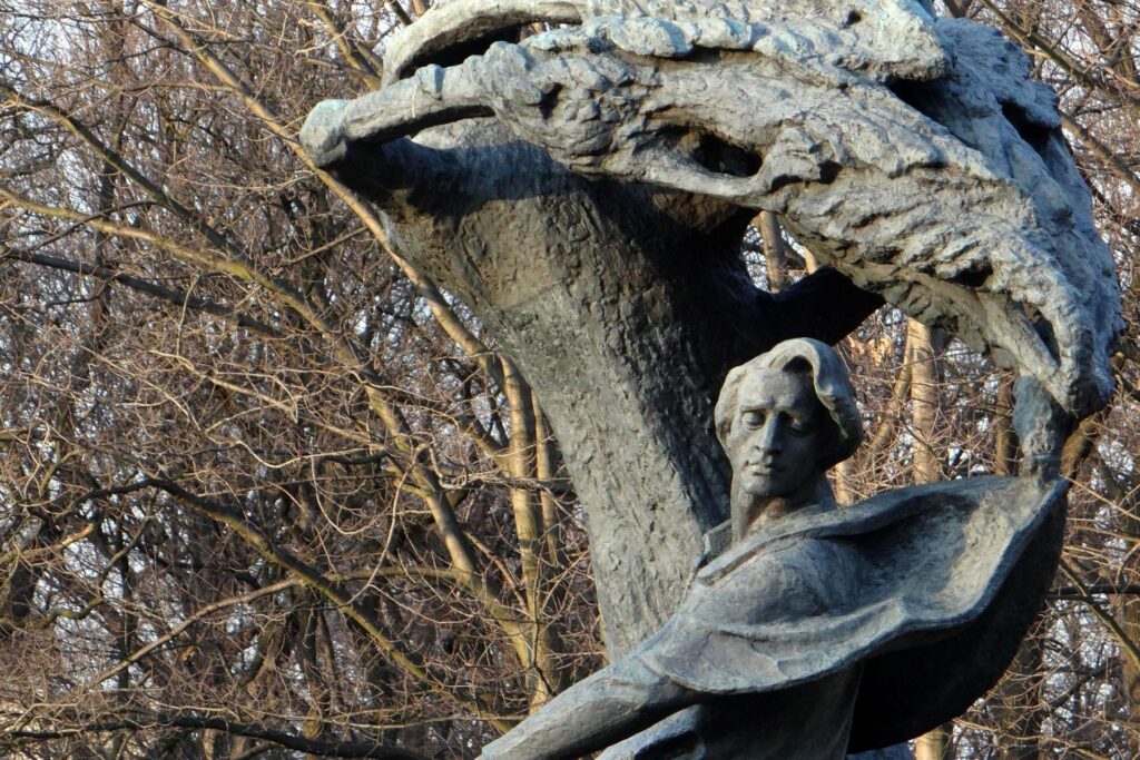 Pomnik Fryderyka Chopina w Warszawie z motywem wierzby symbolizującej polską naturę