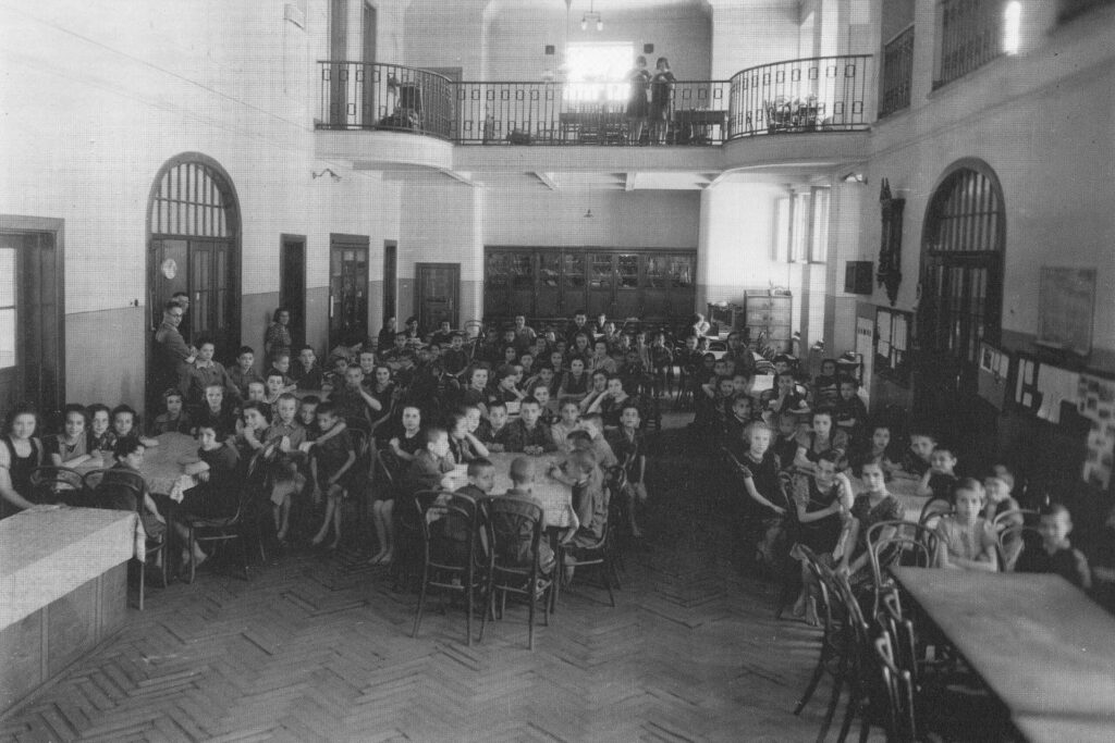 Wychowankowie Domu Sierot Janusza Korczaka we wnętrzu sierocińca