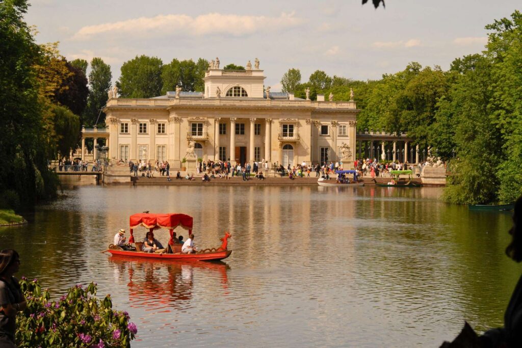 Klasycystyczny Pałac na Wyspie w Łazienkach Królewskich – najpiękniejszy park w Warszawie podczas jednodniowej wycieczki.