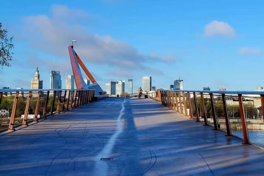 Nowy most pieszo-rowerowy na Wiśle w Warszawie obok Centrum Nauki Kopernik i Bulwarów Wiślanych – nowoczesne atrakcje stolicy.