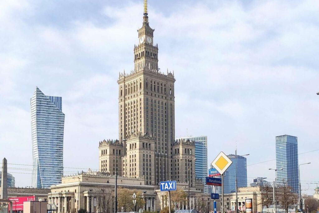 Pałac Kultury i Nauki w Warszawie z tarasem widokowym – kluczowy punkt zwiedzania Warszawy w jeden dzień.