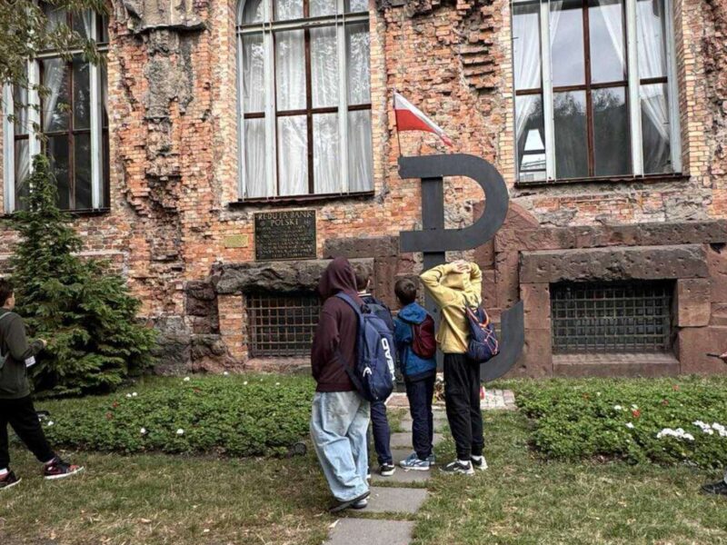 młodzież podczas gry miejskiej Szare Szeregi w Warszawie