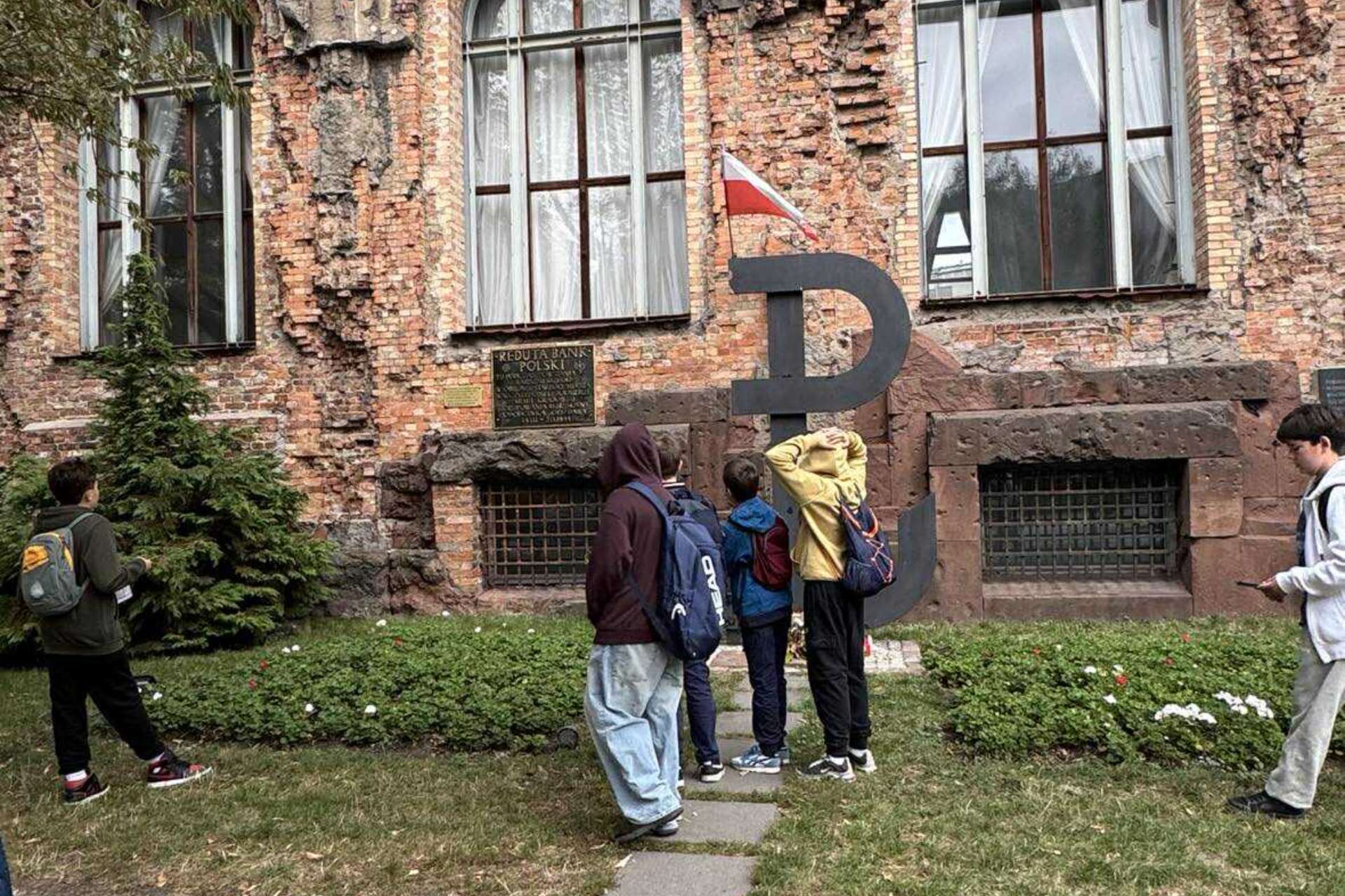 młodzież podczas gry miejskiej Szare Szeregi w Warszawie