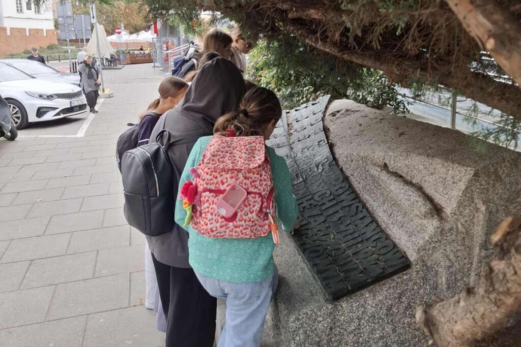 uczestnicy gry miejskiej Szare Szeregi w Warszawie podczas zadania terenowego