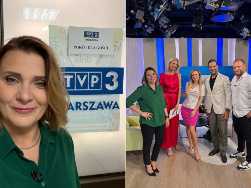 Przewodnik opowiada o zwiedzaniu Warszawy podczas programu telewizyjnego.
