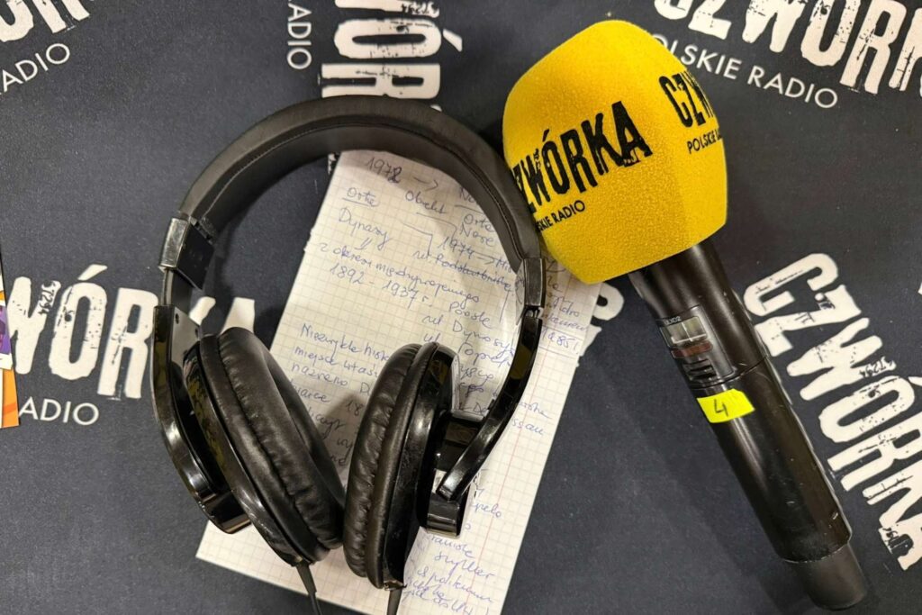 Mikrofon, słuchawki i notatki przed audycją o Warszawie i Powiślu